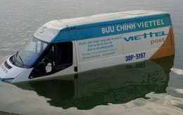 ​Xe bưu chính “bay” xuống hồ Tây