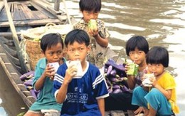 Đề nghị cấp sữa miễn phí cho tất cả trẻ em huyện nghèo