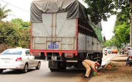 Lại ôtô mở cửa bất ngờ, cả nhà gặp nạn?