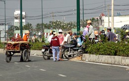 Lộn xộn “bắc cầu” thu tiền người muốn vượt dải phân cách