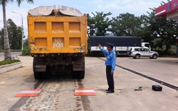 Xe 10 tấn chở 42 tấn, tài xế trốn vào nhà vệ sinh