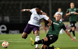 Samuel Eto’o cứu Everton