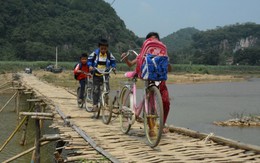 “Nín thở” qua cầu tạm bằng tre