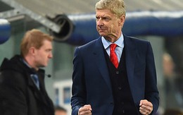 "Giáo sư" Wenger thót tim nhận quà sinh nhật