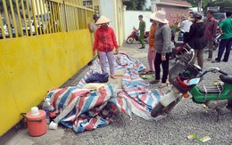 Dân trải bạt ngủ ngay cổng nhà máy gây ô nhiễm