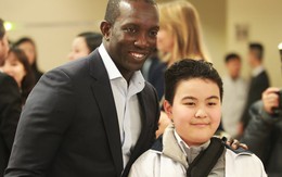 Dwight Yorke đến VN trễ do trục trặc chuyến bay