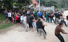 Hàng trăm người chung tay kéo tàu bị chìm vào bờ