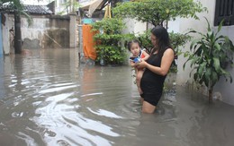 Mưa cuối mùa, dân Sài Gòn vẫn lội nước trên đầu gối