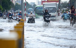 Mưa 4 buổi chiều liên tiếp, dân Sài Gòn khốn khổ lội nước