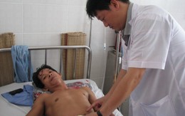 Đặt ống bơm hơi vào hậu môn đùa giỡn, hai người vỡ trực tràng