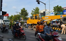 ​Xe cẩu mất phanh tông hàng chục xe máy
