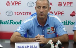 HLV Guillaume Graechen cảm ơn khán giả sân Pleiku
