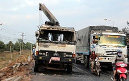 Xe ở công trình bốc cháy dữ dội