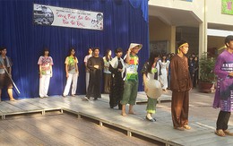 "Tiết học" ngay giữa sân trường
