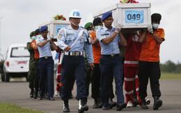 Máy bay AirAsia bay cao bất thường là do... gió