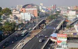 Xe cộ tấp nập trên cầu Ông Buông 1 ngay sau thông xe