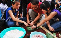 ​Gói bánh chưng tặng người nghèo