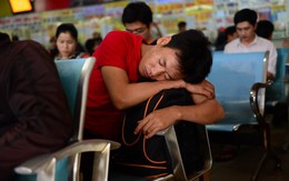 Vật vã chờ đợi tại sân bay, bến xe để về quê