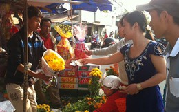 Đi “chợ nhà nghèo”: 5.000 đồng/bó cúc vàng