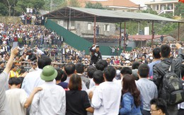 Khán giả lao mình vào sới trâu đang chọi