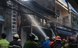 Cháy lớn căn nhà gác gỗ, lan sang hai nhà bên cạnh