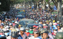 Biển người kẹt cứng vì xác chết trên kênh Tàu Hủ