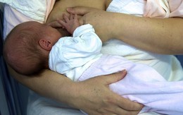 Chiến dịch “Cái ôm đầu tiên” cho trẻ sơ sinh