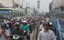 Quốc lộ 1 kẹt cứng 5km, hàng ngàn người trễ giờ