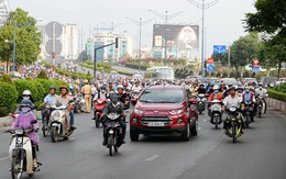 ​Thiếu đường, xe máy chạy vào làn ôtô