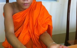 Hai sư bị ép nhúng tay vào nước sôi chứng minh trong sạch