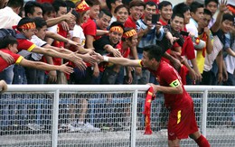 CĐV VN vui “nổ trời” trên sân Shah Alam