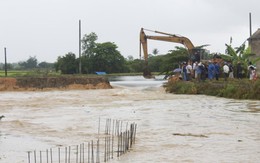 Phá đập ngăn nước để thoát lũ bất thường ở miền Trung