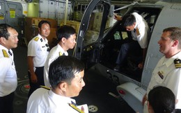 Phi công Việt Nam lên trực thăng SeaHawk - Hoa Kỳ tìm hiểu