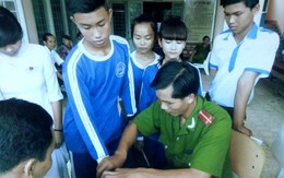 Công an đến trường làm CMND cho thí sinh