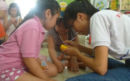 Từ cuộc chơi, sinh viên giúp trẻ bảo vệ môi trường