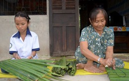 ​Chằm lá mướn lấy tiền đi học