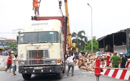 Dân giúp tài xế thu gom sữa sau khi xe lật nhào