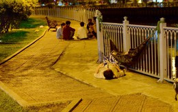 ​Ăn, ngủ... dọc bờ kênh Nhiêu Lộc