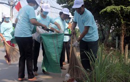 ​Tặng bồn nước, thùng rác cho hàng trăm hộ dân