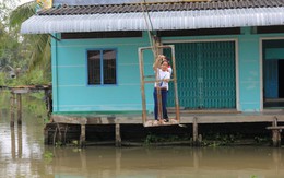 Cùng qua sông trong... lồng sắt