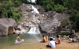 Lao mình xuống dòng thác cứu bạn