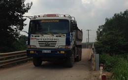Đoàn kiểm tra chứng kiến xe 15 tấn đi qua cầu 13 tấn