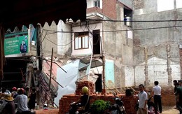 Đào móng làm sập nửa căn nhà ba tầng kế bên