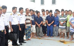 ​Vượt sóng dữ, đưa 32 ngư dân bị nạn về bờ an toàn