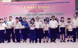 Tặng sách cho học sinh ngoại thành TP.HCM