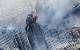 Xưởng sản xuất ôtô ở Hà Nội cháy khói đặc bầu trời