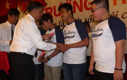 Trao “hộ chiếu vào đời”  cho học sinh lớp 12