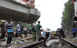 Thi công quốc lộ 1: Nguy hiểm đất đá rơi xuống đường ray