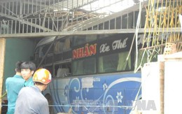 Xe giường nằm mất lái, tông sập ba ngôi nhà