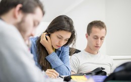 Sinh viên ngoài EU không được ở lại Anh sau khi học xong